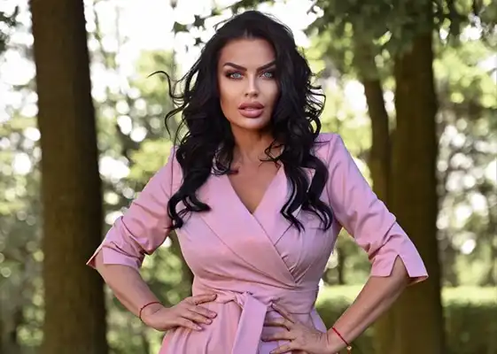 Модел у розе хаљини DANA Collection на отвореном