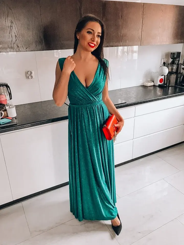 Модел у дугој зеленој хаљини DANA Collection